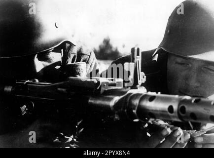 Soldats allemands avec un MG 34 pendant les combats sur le front de l'est. Photo: Lessmann [traduction automatique] Banque D'Images