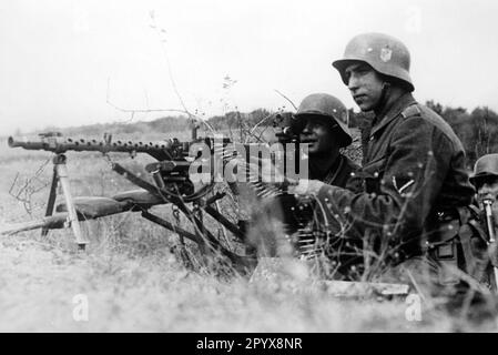 Soldats allemands portant un MG 34 sur une charriot lors des combats sur le front oriental près de Sébastopol en Crimée. Photo: Enz [traduction automatique] Banque D'Images