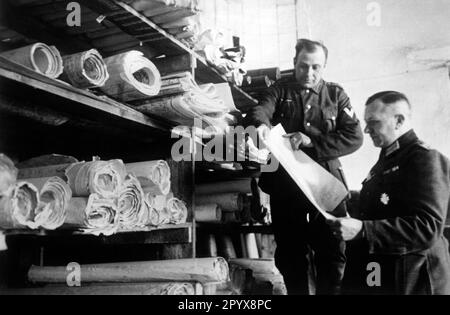 Production de cartes dans un magasin de cartes sur le front de l'est près de Bolchow, au nord d'Orel, dans la section centrale du front de l'est. Afficher dans le magasin de cartes. Photo: Henisch [traduction automatique] Banque D'Images