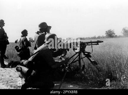 Soldats allemands avec un MG 34 sur une charriot pendant les combats sur le front de l'est. Photo: Müller [traduction automatique] Banque D'Images