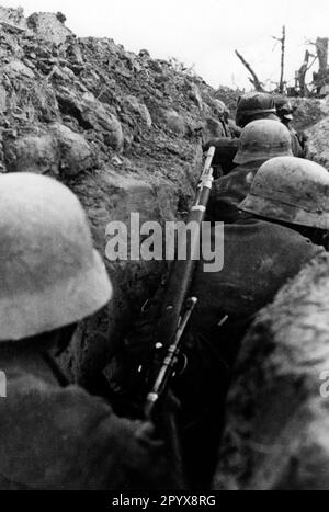 Des soldats allemands ont pris la couverture dans une tranchée pendant la Kaemofe dans la région de Rzhev, dans la partie centrale du Front oriental. Photo: Hermann [traduction automatique] Banque D'Images