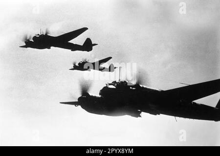 Avions de chasse allemands Junkers Ju 88 lors d'une attaque contre Malte britannique. Photo: Linden [traduction automatique] Banque D'Images