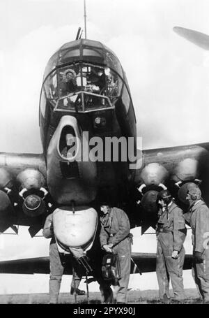 L'équipage d'un avion de chasse allemand Junkers Ju 88 monte à bord de l'avion pour une mission au lac Ilmen. Photo: Stemka [traduction automatique] Banque D'Images