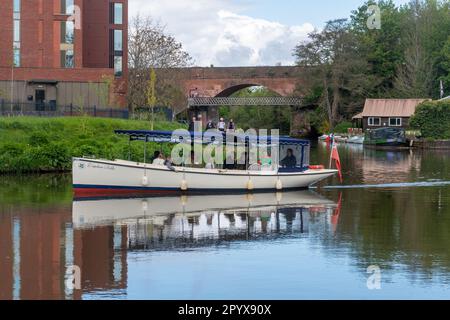 Personnes profitant d'une excursion en bateau sur la rivière Wey Navigations à Dapdune Wharf sur le bateau de confiance nationale Dapdune Belle, Guildford, Surrey, Angleterre, Royaume-Uni Banque D'Images