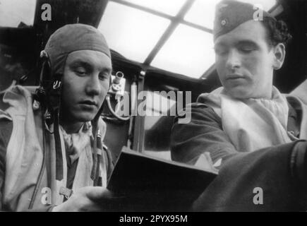 Les membres de l'équipage d'un Dornier allemand font 24 navigation en bateau volant. Photo : Pfülb. [traduction automatique] Banque D'Images