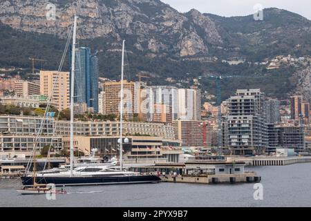 La Condamine, Monaco, 22 avril 2023 :- Vue sur Port Hercules, le principal port de Monaco, situé dans le quartier de la Condamine. Banque D'Images