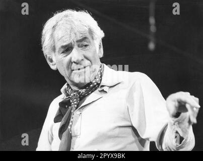 Le compositeur américain Leonard Bernstein dirige. [traduction automatique] Banque D'Images