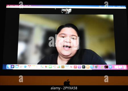 Edith Tovar, organisatrice de la communauté de Little Village Environmental Justice Organization de Chicago, s'adresse aux membres des communautés de Fair Lawn et Glen Rock. Chicago a eu une implosion similaire avec la même compagnie et soutient que l'implosion a mal tourné. Les membres de la communauté accueillent un hôtel de ville au Glen Rock Inn à Glen Rock, New Jersey, États-Unis sur 4 mai 2023. Les membres de la communauté ont accueilli une mairie sur la proposition d'implosion de l'ancien bâtiment Nabisco à Fair Lawn, New Jersey, États-Unis. Les résidents de Fair Lawn et de Glen Rock ont partagé leurs préoccupations sur la pièce d'identité Banque D'Images