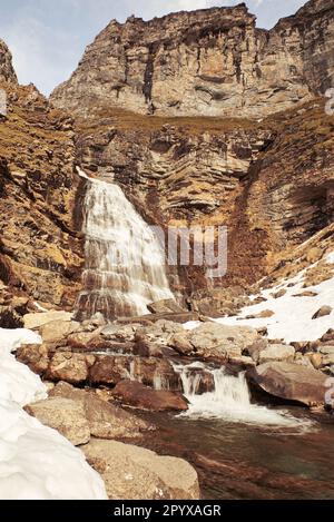 Cola de Caballo cascade à Ordesa, les Piryés en hiver Banque D'Images