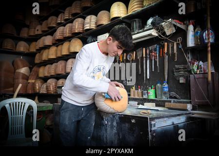 Ankara, Turquie- 16 avril 2023: Faire le traditionnel instrument turc baglama Banque D'Images