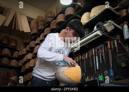 Ankara, Turquie- 16 avril 2023: Faire le traditionnel instrument turc baglama Banque D'Images