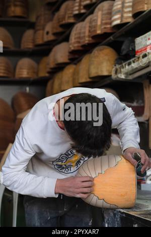 Fabrication de l'instrument traditionnel turc baglama Banque D'Images