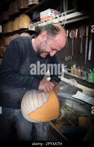 Ankara, Turquie- 16 avril 2023: Faire le traditionnel instrument turc baglama Banque D'Images