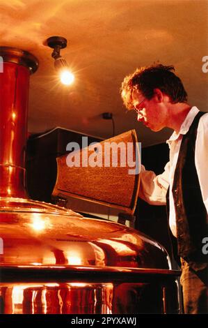 Maître brasseur Thomas Lindener dans l'une de ses bouilloires, dans laquelle près de 700 hectolitres de bière fermentée sont brasés chaque année selon une tradition ancienne. Une grande partie de ce produit est vendue dans le pub de la brasserie. [traduction automatique] Banque D'Images