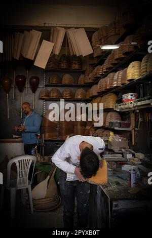 Ankara, Turquie- 16 avril 2023: Faire le traditionnel instrument turc baglama Banque D'Images