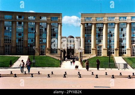 Date de la photo: 17.09.1998 depuis 1985, le quartier d'Antigone, conçu par l'architecte espagnol Ricardo Bofill, s'étend entre le centre-ville et les rives de la Lez. Alors que les premiers bâtiments ont été érigés dans le style post-moderne, la salle de natation récemment achevée est dans le style moderne de bâtiment en verre du 90s. [traduction automatique] Banque D'Images