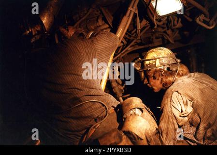 'Date d'enregistrement: 15.08.1993 ''Friedrich-Heinrich'' colliery (Ruhrkohle AG): Miner souterrain à la veine de charbon, Kamp-Lintfort. [traduction automatique]' Banque D'Images