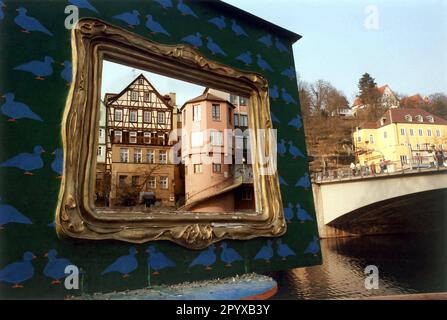 Date de la photo: 04.08.1999 façades à colombages de la vieille ville historique de Tübingen se reflètent dans une sculpture moderne sur l'autre rive du Neckar. [traduction automatique] Banque D'Images