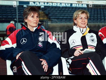 Tina Theune-Meyer, entraîneur (à gauche), et Silvia Neid, COENTRAÎNEUR de la NATIONALE allemande DE FOOTBALL FÉMININ MENSHIP. [traduction automatique] Banque D'Images