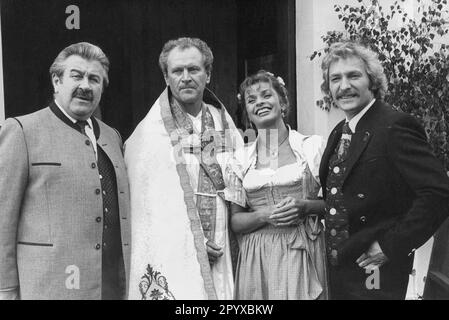 Willy Harlander, Karl Obermayr, Senta Berger et Franz Xaver Kroetz dans la série télévisée "Kir Royal", réalisée par Helmut Dietl et Patrick Süskind, Allemagne 1986. [traduction automatique] Banque D'Images