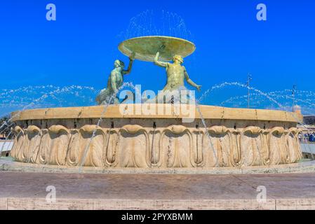 Célèbre fontaine Triton en face de la porte de la ville à la Valette, capitale de Malte Banque D'Images