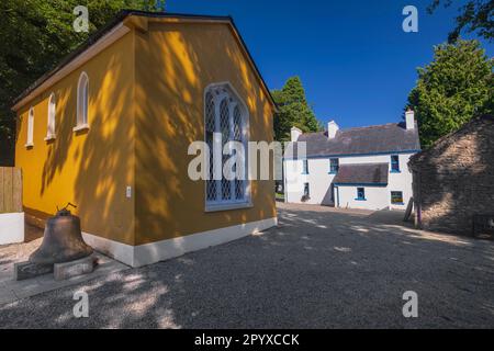 Irlande, comté de Sligo, Riverstown, Sligo Folk Park, une église de village et Millview House construite dans les années 1850. Banque D'Images