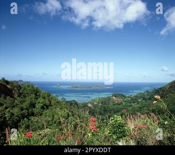 Seychelles. Mahé. Côte. Parc national marin de Sainte-Anne. Vue sur l'île de Cerf. Banque D'Images