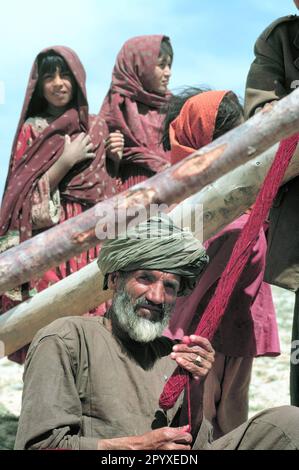 Tisserand afghan avec broche. Banque D'Images
