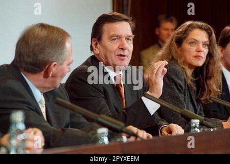 Wolfgang Schäuble, CDU, dirigeant du parti parlementaire CDU/CSU, Gerhard Schröder, SPD, chancelier fédéral, et Antje Radcke, B90/Die Grünen, porte-parole du Comité exécutif fédéral, lors de la conférence de presse sur les résultats des pourparlers de consensus sur les pensions. [traduction automatique] Banque D'Images