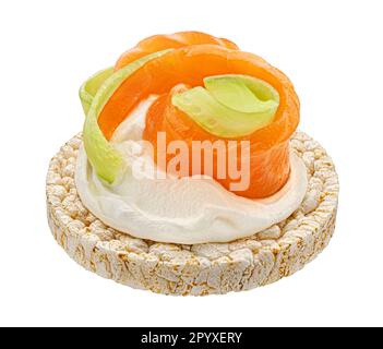 Gâteau de riz soufflé au saumon fumé isolé sur fond blanc Banque D'Images