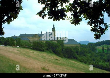 L'abbaye de Banz, située sur une colline au-dessus de la rive droite du main, a été fondée vers 1069 en tant que monastère bénédictin. Le bâtiment baroque conservé a été construit en 1689. De 1709 à 1719, la direction de la construction était entre les mains des frères Johann (1665-1725) et Johann Leonhard Dientzenhofer (1660-1707). Tandis que le bâtiment lui-même a des éléments du baroque, l'intérieur a un intérieur somptueux Rococo. La cour d'honneur a été conçue par Balthasar Neumann (vers 1752), l'escalier et la porte par son étudiant M. Kuechel. (photo non datée) Banque D'Images