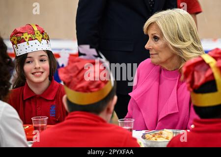 La première dame des États-Unis, le Dr Jill Biden, s'adresse aux élèves lors d'une visite à l'école primaire Charles Dickens dans le centre de Londres. Date de la photo: Vendredi 5 mai 2023. Banque D'Images