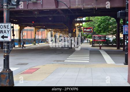 CHICAGO, ILLINOIS, ÉTATS-UNIS - célèbre train surélevé Chicago Loop au-dessus des rues de Chicago, États-Unis Banque D'Images