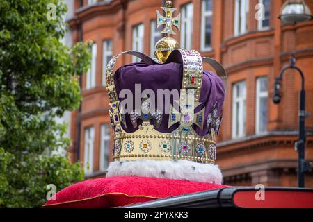 Londres, Royaume-Uni. 05th mai 2023. Les arrêts de bus d'Oxford Street s'arrêtent à Royal Spirit avec des couronnes pour le couronnement du roi Charles III. Credit: Sinai Noor/Alay Live News Banque D'Images