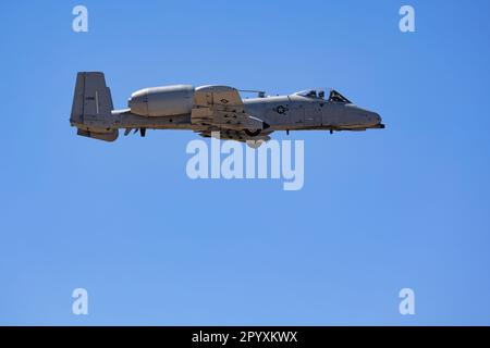 Un Thunderbolt II A-10, également connu sous le nom de Warthog ou Tankbuster, dans les airs au Thunder et à la foudre de 2023 sur l'Arizona Airshow à Tucson, Arizona. Banque D'Images