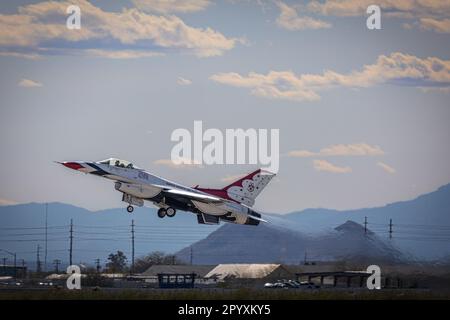 Un Thunderbird de l'US Air Force part au Thunder 2023 et à la foudre au-dessus de l'Arizona à Tucson, Arizona. Banque D'Images