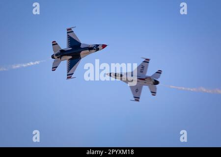 Les Thunderbirds de l'US Air Force se produit au Thunder 2023 et à la foudre au-dessus de l'Arizona à Tucson, Arizona. Banque D'Images