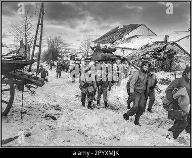 BATAILLE DE LA RENFLÉE WW2 soldats américains ont semé dans la boue et la neige pendant la bataille des Budge en décembre 1944. C'était l'hiver le plus froid en 50 ans en Europe et s'est développé dans la plus grande bataille contre l'occupation de l'Allemagne nazie sur le front occidental pendant la Seconde Guerre mondiale Banque D'Images