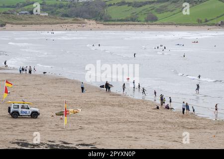 RNLI, maître-nageur, surveille les familles et les surfeurs sur Bigbury sur la plage de sable de la mer, South Devon, Royaume-Uni Banque D'Images