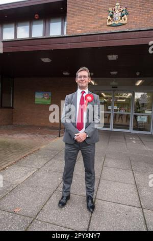 Mansfield, Nottinghamshire, Angleterre, Royaume-Uni. 5th mai 2023. Andrew Abrahams le candidat Travailliste a été élu aux élections Mayorales de Mansfield pour un second mandat avec une majorité de 9 987 voix, 4144 de plus que son rival le plus proche André Camilleri - Conservateurs, avec un taux de participation de 27,68%. Les élections Mayorales utilisaient auparavant le système de vote supplémentaire, où les électeurs pouvaient choisir un vote de premier et de deuxième choix. Maintenant, les électeurs ont choisi un seul candidat sur le bulletin de vote. Le candidat qui avait le total de voix le plus élevé a été déclaré maire exécutif de Mansfield.: Alan Beastal/Alay Banque D'Images