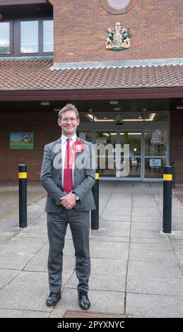 Mansfield, Nottinghamshire, Angleterre, Royaume-Uni. 5th mai 2023. Andrew Abrahams le candidat Travailliste a été élu aux élections Mayorales de Mansfield pour un second mandat avec une majorité de 9 987 voix, 4144 de plus que son rival le plus proche André Camilleri - Conservateurs, avec un taux de participation de 27,68%. Les élections Mayorales utilisaient auparavant le système de vote supplémentaire, où les électeurs pouvaient choisir un vote de premier et de deuxième choix. Maintenant, les électeurs ont choisi un seul candidat sur le bulletin de vote. Le candidat qui avait le total de voix le plus élevé a été déclaré maire exécutif de Mansfield.: Alan Beastal/Alay Banque D'Images