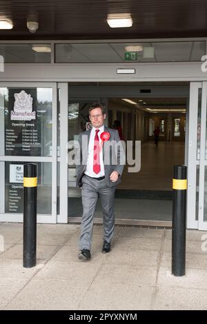 Mansfield, Nottinghamshire, Angleterre, Royaume-Uni. 5th mai 2023. Andrew Abrahams le candidat Travailliste a été élu aux élections Mayorales de Mansfield pour un second mandat avec une majorité de 9 987 voix, 4144 de plus que son rival le plus proche André Camilleri - Conservateurs, avec un taux de participation de 27,68%. Les élections Mayorales utilisaient auparavant le système de vote supplémentaire, où les électeurs pouvaient choisir un vote de premier et de deuxième choix. Maintenant, les électeurs ont choisi un seul candidat sur le bulletin de vote. Le candidat qui avait le total de voix le plus élevé a été déclaré maire exécutif de Mansfield.: Alan Beastal/Alay Banque D'Images