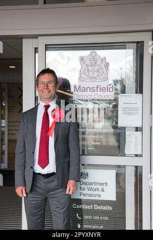 Mansfield, Nottinghamshire, Angleterre, Royaume-Uni. 5th mai 2023. Andrew Abrahams le candidat Travailliste a été élu aux élections Mayorales de Mansfield pour un second mandat avec une majorité de 9 987 voix, 4144 de plus que son rival le plus proche André Camilleri - Conservateurs, avec un taux de participation de 27,68%. Les élections Mayorales utilisaient auparavant le système de vote supplémentaire, où les électeurs pouvaient choisir un vote de premier et de deuxième choix. Maintenant, les électeurs ont choisi un seul candidat sur le bulletin de vote. Le candidat qui avait le total de voix le plus élevé a été déclaré maire exécutif de Mansfield.: Alan Beastal/Alay Banque D'Images