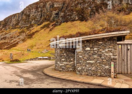 Réserve naturelle nationale de Knockan Crag le parking et le bloc de toilettes Banque D'Images