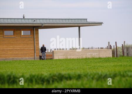 05 mai 2023, Saxe-Anhalt, Pömmelte-Zackmünde: Vue sur la terrasse du 'Centre d'information touristique du Sanctuaire de l'anneau de Pömmelte'. Le bâtiment est la première structure moderne de terre rammed dans le centre de l'Allemagne. Pour le centre d'accueil, environ 130 tonnes d'argile ont été estampillées couche par couche à la main. Le bâtiment mesure 25 mètres de long, 5 mètres de large et 3,60 mètres de haut. Photo: Klaus-Dietmar Gabbert/dpa/ZB Banque D'Images