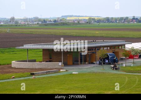 05 mai 2023, Saxe-Anhalt, Pömmelte-Zackmünde: Vue sur le 'Centre d'information touristique du Sanctuaire de l'anneau de Pömmelte'. Le bâtiment est la première structure moderne de terre rammed dans le centre de l'Allemagne. Pour le centre d'accueil, environ 130 tonnes d'argile ont été estampillées couche par couche à la main. Le bâtiment mesure 25 mètres de long, 5 mètres de large et 3,60 mètres de haut. Photo: Klaus-Dietmar Gabbert/dpa/ZB Banque D'Images