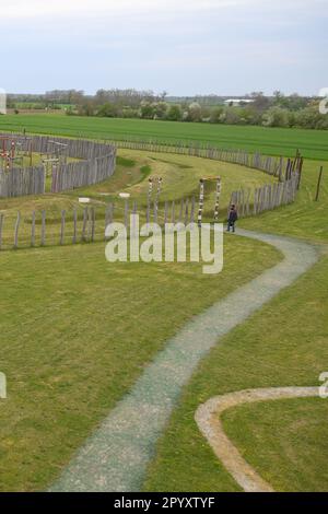 05 Mai 2023, Saxe-Anhalt, Pömmelte-Zackmünde: Les visiteurs marchent vers une porte du sanctuaire de l'anneau. Dans les environs immédiats, le 'Centre d'information touristique du Sanctuaire de l'anneau de Pömmelte' a été ouvert. Le bâtiment est la première structure moderne de terre rammed dans le centre de l'Allemagne. Pour le centre d'accueil, environ 130 tonnes d'argile ont été estampillées couche par couche à la main. Le bâtiment mesure 25 mètres de long, 5 mètres de large et 3,60 mètres de haut. Photo: Klaus-Dietmar Gabbert/dpa/ZB Banque D'Images