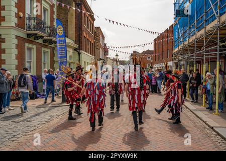 Morris Dancers à Rochester High Street pendant le festival des brucelles de 2023 Banque D'Images