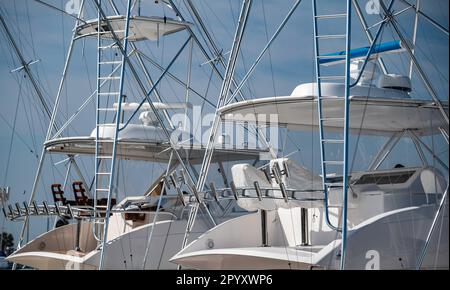 PORT ARANSAS, TX - 22 FÉV 2023: Les cockpits de deux bateaux de pêche sportive ou yachts, et échelles, câbles et supports de tiges. Banque D'Images