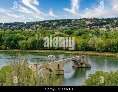 Le Pont Saint-Benezet, également connu sous le nom de Pont d'Avignon, est un célèbre pont médiéval de la ville d'Avignon Banque D'Images